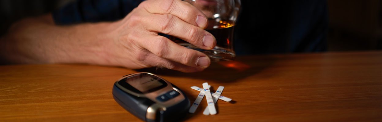 Мужчина с диабетом пьет алкоголь